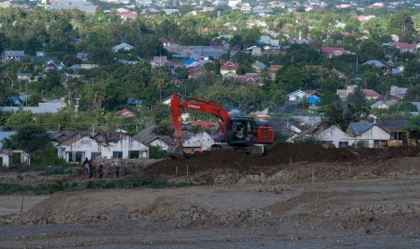 Operator alat berat meratakan lahan yang akan digunakan sebagai lokasi pembangunan hunian tetap bagi korban bencana di Kelurahan Duyu, Palu, Sulawesi Tengah, Selasa (18/6/2019).