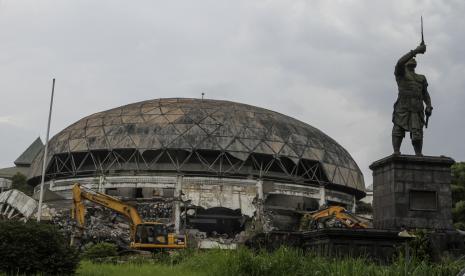 Operator alat berat merobohkan bangunan museum telekomunikasi yang akan diperbaiki di TMII, Jakarta, Jumat (21/1/2022). Berdasarkan Perpres nomor 116 tahun 2021 PUPR merenovasi beberapa museum dan mempercantik kawasan Taman Mini Indonesia Indah (TMII) yang direncanakan rampung pada Agustus 2022 untuk menyambut event G20. Museum Hingga Danau TMII Direvitalisasi, Anggarannya Rp 1,13 Triliun.