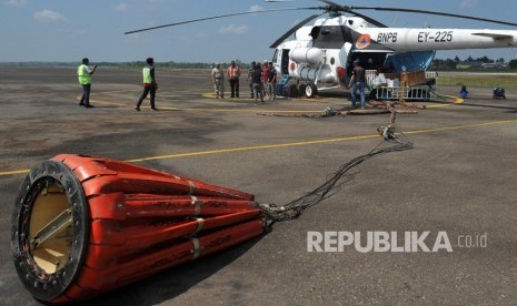 Operator Helikopter EY-225 milik Badan Nasional Penanggulangan Bencana (BNPB) dan anggota satgas kebakaran hutan dan lahan (karhutla) melakukan persiapan sebelum berangkat untuk pemadaman kebakaran hutan dan lahan.