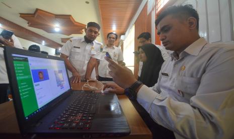 Operator melakukan aktivasi penggunaan Identitas Kependudukan Digital (ilustrasi)