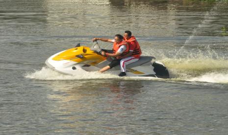 Operator melakukan uji coba wahana jetski di kawasan DTW Bukit Cinta, danau Rawapening, Kecamatan Banyubiru, Kabupaten Semarang, Jawa Tengah, Jumat (20/5). Guna menambah daya tarik kunjungan, Dinas Pariwisata (Disparta) Kabupaten Semarang menambah wahana wisata air baru berupa jetski dan speedboat.