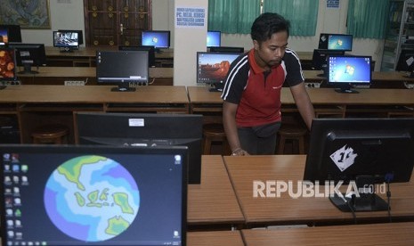 Operator memeriksa jaringan dan kelengkapan komputer yang akan digunakan dalam pelaksanaan Ujian Nasional Berbasis Komputer (UNBK) SMP.