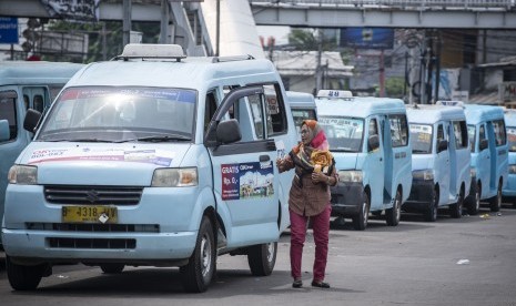 Penumpang turun dari angkutan umum Mikrolet, di Terminal Kampung Melayu, Jakarta. (ilustrasi)