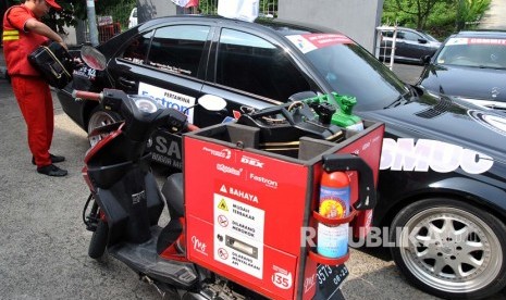 Operator SPBU mengisi BBM pada mobil saat perkenalan kepada konsumen program baru layanan pesan antar BBM Pertamina di SPBU Coco, Sentul City, Kabupaten Bogor, Jawa Barat, Kamis (5/12/2019). (Antara/Arif Firmansyah)