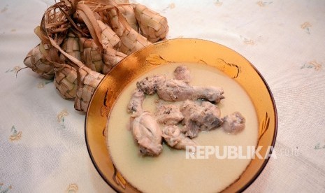 Opor ayam, menu khas Lebaran. Makanan tinggi lemak bisa menyebabkan stamina tubuh menurun hingga mudah lelah. Ilustrasi.