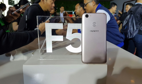 OPPO F5 berteknologi Artificial Intelligence (AI) dibanderol Rp 5 juta per unit.