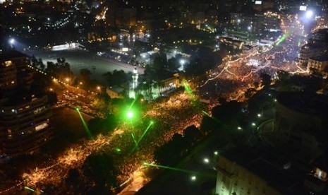 Opponents of Egypt's ousted President Mohammed Mursi hold a rally at the presidential palace in Cairo, Egypt, on Friday night July 26, 2013