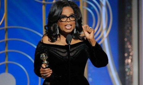 Oprah Winfrey menerima penghargaan Cecil B. DeMille di acara Golden Globe Awards ke 75, Ahad(7/1).