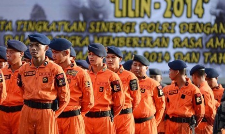 OPS Lilin 2014. Sejumlah anggota kepolisian bersiap untuk mengikuti apel gelar pasukan Operasi Pasukan Terpusat (OPS) Lilin di Lapangan Lalu Lintas, Polda Metro Jaya, Jakarta Selatan, Selasa (23/12).