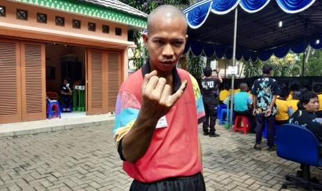 Orang Dengan Gangguan Jiwa (ODGJ) seusai melakukan pemilihan umum di TPS 079 di Panti Sosial Bina Laras 2 Cipayung, Jakarta Timur. 