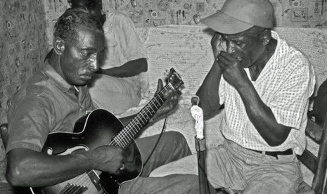 Orang kulit hitam memainkan musik blues.