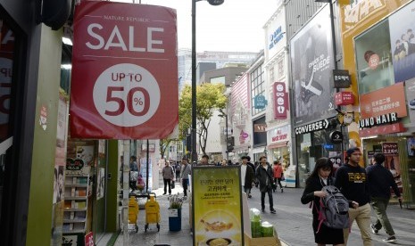 Orang lalu lalang di kawasan belanja Myeong-dong di Seoul, Korea Selatan.