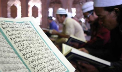 People recite Quran, the Islamic holy book, in a mosque. (illustration)