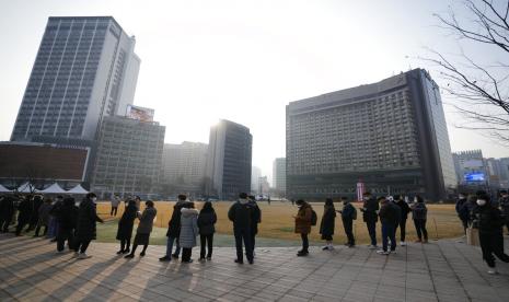 Orang mengantre untuk tes Covid-19 di klinik dekat Seoul City Hall, Seoul, Korea Selatan, Rabu (26/1/2022).