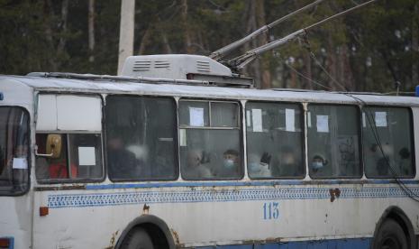 Orang-orang bepergian dengan trem di Sievierodonetsk, wilayah Luhansk, Ukraina timur, Kamis, 24 Februari 2022.