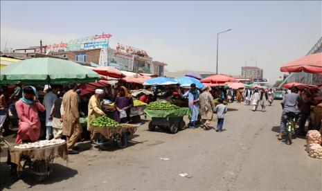 Meski banyak catatan merah HAM, Taliban juga torehkan prestasi. Orang-orang berbelanja di pasar di ibukota Afghanistan, Kabul pada 19 Agustus 2021.