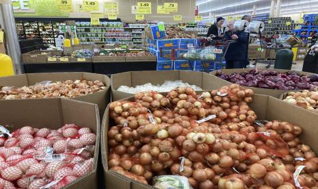 Orang-orang berbelanja di toko kelontong di Buffalo Grove, Illinois, Minggu, 19 Maret 2023. Ekonomi AS tumbuh lebih cepat dari yang diharapkan pada kuartal kedua.