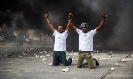 Orang-orang berdemonstrasi untuk menuntut pengunduran diri Presiden Moise, yang dituduh oleh oposisi korupsi, di jalan-jalan Port-au-Prince, Haiti, 18 November 2020. Setidaknya satu orang tewas dan beberapa lainnya luka-luka dalam dua demonstrasi menentang presiden negara Jovenel Moise dan penyusunan Konstitusi baru, pada 19 November 2020. 