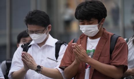  Orang-orang berdoa di peringatan darurat di tempat mantan perdana menteri Shinzo Abe ditembak saat menyampaikan pidatonya untuk mendukung kandidat Partai Demokrat Liberal selama kampanye pemilihan di Nara, Jumat, 8 Juli 2022. Mantan Perdana Menteri Jepang Shinzo Abe, seorang tokoh konservatif yang memecah belah dan salah satu tokoh paling kuat dan berpengaruh di negaranya, tewas setelah ditembak dalam pidato kampanye Jumat di Jepang barat, kata pejabat rumah sakit. 