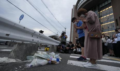  Orang-orang berdoa setelah meletakkan karangan bunga di peringatan darurat di tempat mantan Perdana Menteri Shinzo Abe ditembak saat menyampaikan pidatonya untuk mendukung kandidat Partai Demokrat Liberal selama kampanye pemilihan di Nara, Jumat, 8 Juli 2022. Mantan Perdana Menteri Jepang Shinzo Abe, seorang tokoh konservatif yang memecah belah dan salah satu tokoh paling kuat dan berpengaruh di negaranya, tewas setelah ditembak dalam pidato kampanye hari Jumat di Jepang barat, kata pejabat rumah sakit.