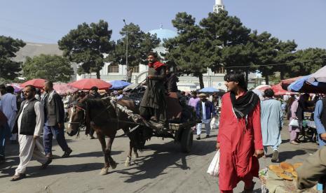 Orang-orang berjalan di jalanan di Kabul, Afghanistan, Sabtu, 4 September 2021.