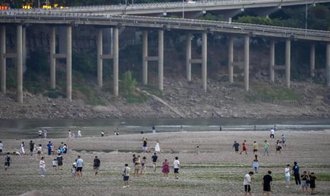 Orang-orang berjalan di sepanjang dasar sungai kering Sungai Jialing, anak sungai Yangtze, di Kotamadya Chongqing, China barat daya, 20 Agustus 2022. Cuaca yang memanas di bumi dan naiknya air laut semakin memburuk dan terjadi lebih cepat dari sebelumnya, Organisasi Meteorologi Dunia memperingatkan Minggu, 6 November 2022, dalam nada muram ketika para pemimpin dunia mulai berkumpul untuk negosiasi iklim internasional di resor Sharm el-Sheikh Mesir.