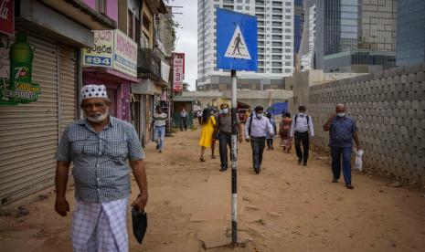 Orang-orang berjalan kaki untuk bekerja di pagi hari di tengah kelangkaan bahan bakar di Kolombo, Sri Lanka, Senin, 25 Juli 2022. Krisis ekonomi Sri Lanka telah membuat 22 juta orang negara itu berjuang dengan kekurangan bahan pokok, termasuk obat-obatan, bahan bakar dan makanan.