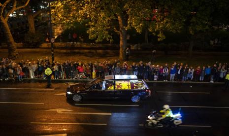 Orang-orang berkumpul di dekat Marble Arch saat State Hearse membawa peti mati Ratu Elizabeth II berkendara dari RAF Northolt ke Istana Buckingham di London, Selasa, 13 September 2022. Ratu Elizabeth II, raja terlama yang memerintah Inggris dan batu stabilitas di seluruh sebagian besar abad yang penuh gejolak, meninggal Kamis 8 September 2022, setelah 70 tahun di atas takhta. Dia berusia 96 tahun.