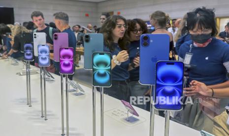 Orang-orang berkumpul di dekat pajangan iPhone 16 di Apple Store di 5th Ave. di New York. Bea Cukai menggagalkan pengiriman iphone 16 yang belum memiliki izin edar.