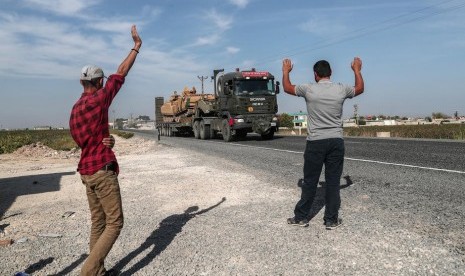 Kendaraan militer Turki membawa tank sedang dalam perjalanan ke Suriah Utara untuk operasi militer di daerah Kurdi, dekat perbatasan Suriah, dekat distrik Akcakale di Sanliurfa, Turki (14/15/2019). 