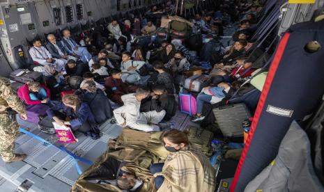 Orang-orang duduk di pesawat Bundeswehr Jerman di bandara di Kabul, Afghanistan, Selasa, 17 Agustus 2021. Angkatan bersenjata federal mengevakuasi warga Jerman dan pasukan lokal Afghanistan dari Kabul.