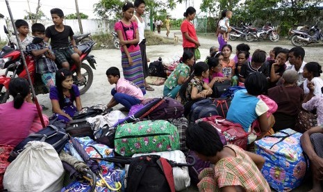 The ethnic Rakhine, who were moved from Maungdaw City, arrived at a temple temporary shelter in Sittwe, Rakhine State, western Myanmar, August 31, 2017.