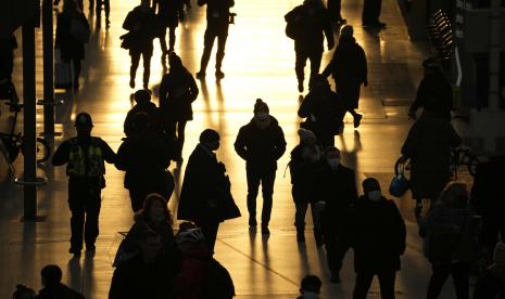 Orang-orang melewati stasiun kereta Waterloo, di London, pada jam sibuk pagi hari, Senin, 29 November 2021. Varian omicron baru yang berpotensi lebih menular dari virus corona muncul di lebih banyak negara Eropa pada Sabtu, hanya beberapa hari setelah diidentifikasi di Selatan Afrika, membuat pemerintah di seluruh dunia berebut untuk menghentikan penyebarannya.