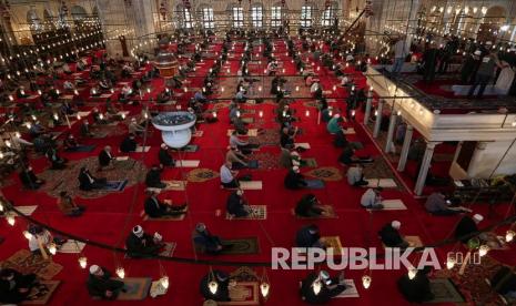 Orang-orang memakai masker saat mereka menghadiri sholat Jumat di Masjid Fatih, Istanbul, Turki.