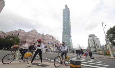 Orang-orang memakai masker untuk melindungi diri dari penyebaran virus corona di Taipei, Taiwan, Rabu, 31 Agustus 2022.