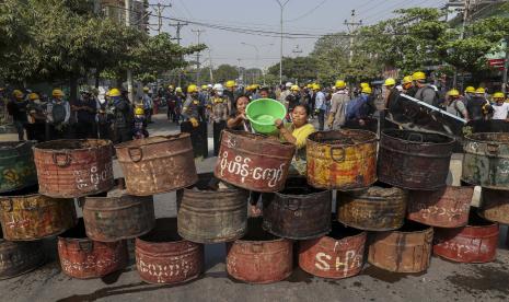 Militer Myanmar Gunakan TikTok Ancam Bunuh Demonstran. Orang-orang membangun barikade untuk mencegah personel keamanan memasuki area protes di Mandalay, Myanmar, Kamis, 4 Maret 2021. Demonstran di Myanmar yang memprotes kudeta militer bulan lalu kembali turun ke jalan pada Kamis, tanpa gentar dengan pembunuhan sedikitnya 38 orang pada hari sebelumnya oleh pasukan keamanan. 