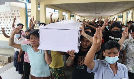  Orang-orang membawa peti mati seorang pria yang tewas dalam bentrokan dengan pasukan keamanan Myanmar, saat dikremasi di Yangon, Myanmar, Senin, 29 Maret 2021.