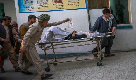 Orang-orang membawa seorang gadis yang terluka ke rumah sakit setelah ledakan di pusat kota Kabul, Afghanistan, 08 Mei 2021. Sebuah ledakan di dekat sebuah sekolah di daerah Dasht-e-Barchi di bagian barat Kabul menewaskan sedikitnya 58 orang dan menyebabkan puluhan lainnya luka-luka. 