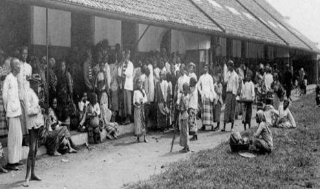 Orang-orang mengantre di depan pegadaian Surabaya untuk memperoleh bantuan pada masa resesi 1930. 