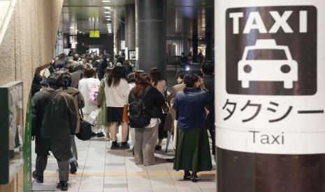 Orang-orang mengantre untuk mendapatkan taksi karena layanan kereta dihentikan setelah gempa bumi. Gempa kali ini adalah gempa terkuat yang mengguncang Tokyo sejak 11 Maret 2011. Ilustrasi. 