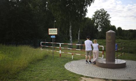 Orang-orang mengunjungi area tripoint yang menandai tempat perbatasan Polandia, Lituania, dan Oblast Kaliningrad Rusia bertemu, di Zerdziny, Polandia, 7 Juli 2022. Estonia, Latvia, dan Lituania menutup perbatasan mereka Senin, 19 September 2022, untuk sebagian besar orang Rusia warga negara dalam menanggapi dukungan domestik yang luas di Rusia untuk perang di Ukraina.