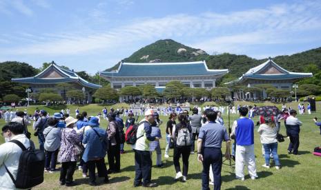 Orang-orang mengunjungi Blue House, bekas istana kepresidenan, di Seoul, Korea Selatan, Selasa, 10 Mei 2022. Bagi kebanyakan orang Korea Selatan, bekas istana kepresidenan di Seoul itu diselimuti misteri seperti gedung-gedung di rival rahasia mereka, Korea Utara. Itu sekarang berubah baru-baru ini karena ribuan orang telah diizinkan melihat ke dalam untuk pertama kalinya dalam 74 tahun.