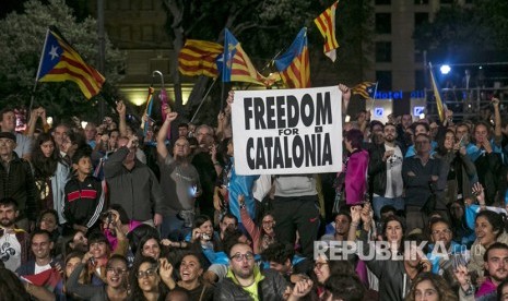 Orang-orang merayakan di alun-alun Catalunya setelah referendum 'referendum 1-O' Catalonia di Barcelona, Spanyol, (1/10).