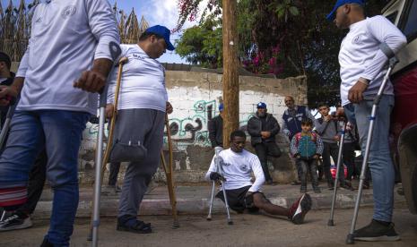  Orang-orang Palestina yang diamputasi mengikuti lomba memperingati Hari Penyandang Disabilitas Internasional di kamp pengungsi Nuseirat, di Jalur Gaza tengah, Kamis, 8 Desember 2022.