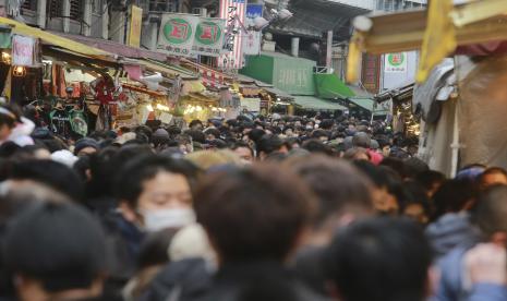 Orang-orang yang memakai masker wajah untuk melindungi diri dari virus corona di Jepang