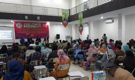 Orang tua atau wali mahasiswa baru AMIK BSI Pontianak antusias mengikuti acara Bincang Kampus Orang Tua.