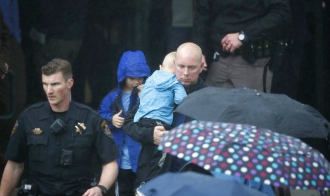 Orang tua bertemu kembali dengan anak mereka yang menjadi korban penembakan di sebuah sekolah menengah di Denver, Colorado, Selasa (7/5).