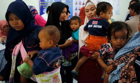 Pendiri Nahdlatul Ulama KH Hasyim Asyari berpesan menjaga adab. Orang tua dan anak-anaknya (ilustrasi).