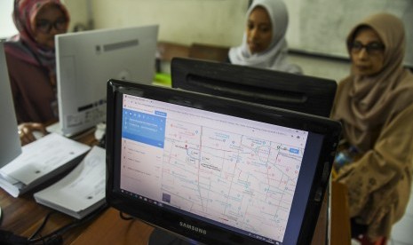 Orang tua dan calon siswa melihat peta zonasi saat sosialisasi dan simulasi pendaftaran Penerimaan Peserta Didik Baru (PPDB) 2019 tingkat SMA-SMK di Bandung, Jawa Barat, Jumat (14/6/2019). 