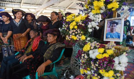 Orang tua korban penembakan kelompok kriminal bersenjata (KKB) Juda Gurusinga, Pendapaten Gurusinga (kedua kanan) dan Mariati br Bangun (kanan) mengikuti prosesi pemakaman anaknya di Desa Sayum Sabah, Sibolangit, Deli Serdang, Sumatera Utara, Senin (18/7/2022). Juda Gurusinga merupakan salah satu korban penembakan KKB di Papua. 